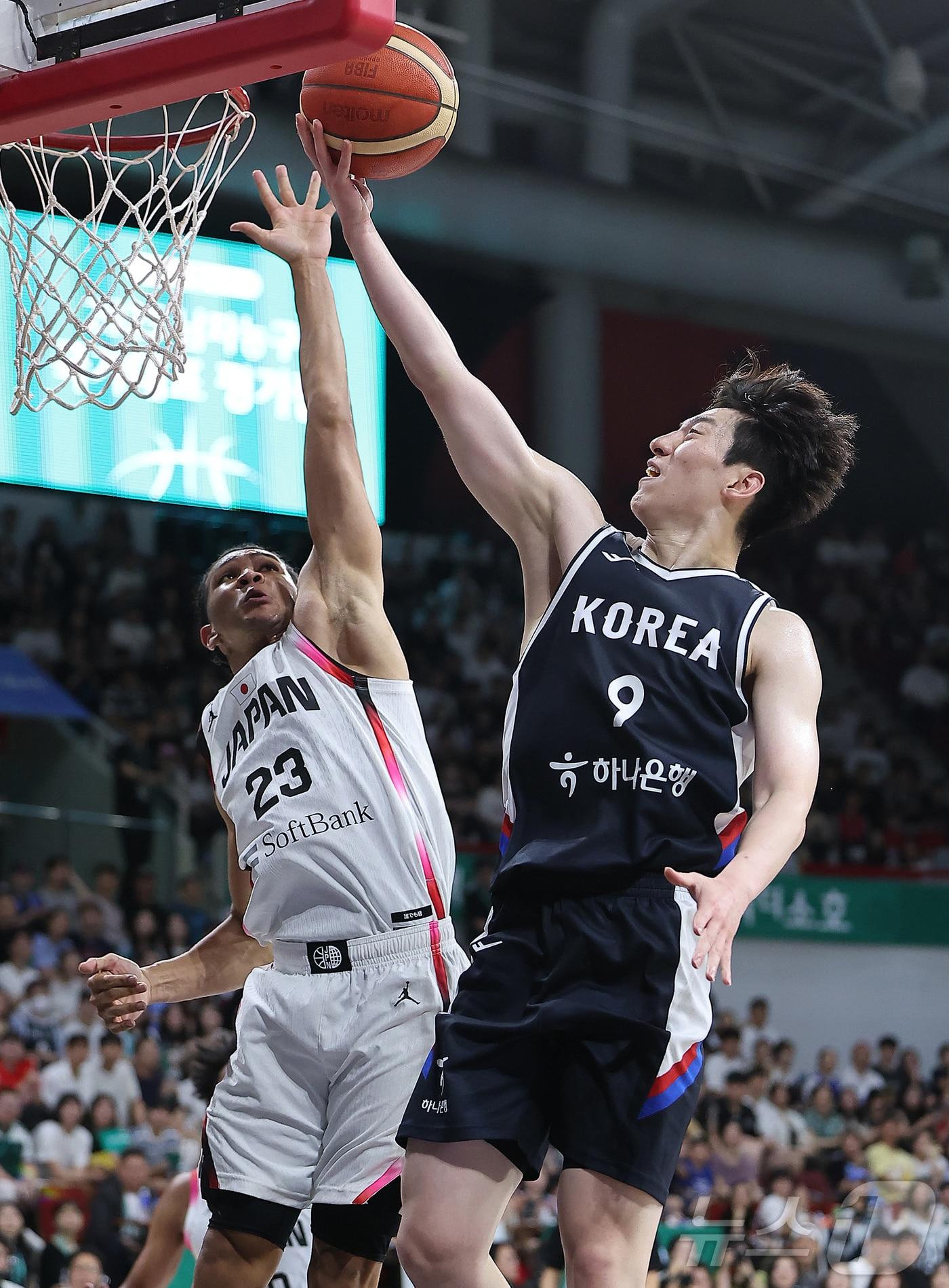 본문 이미지 - 13일 오후 경기도 안양 정관장 체육관에서 열린 하나은행 초청 2025 남자농구 국가대표 평가전 대한민국과 일본의 경기, 대한민국 이정현&#40;오른쪽&#41;이 2쿼터 레이업 슛을 성공하고 있다. 2025.7.13/뉴스1 ⓒ News1 김진환 기자