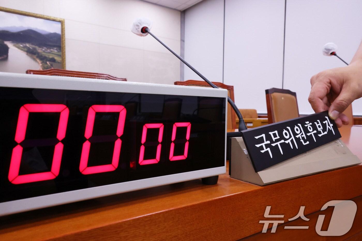 본문 이미지 - 이재명 정부 초대 내각 장관 후보자들에 대한 인사청문회를 하루 앞둔 13일 서울 여의도 국회 농림축산식품해양수산위원회 전체회의장에서 관계자가 해양수산부 장관 인사청문회 준비를 하고 있다. 2025.7.13/뉴스1 ⓒ News1 이광호 기자