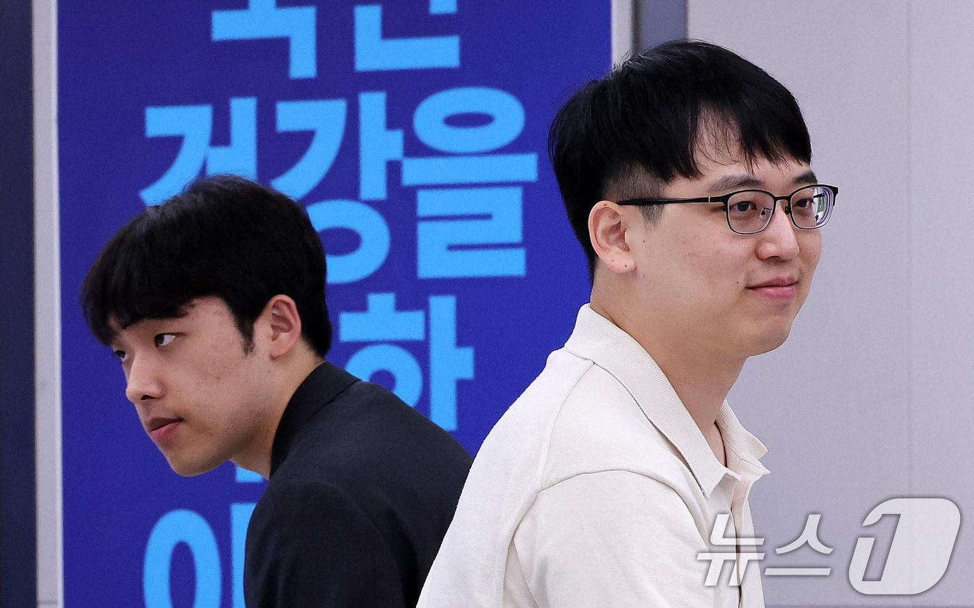 한성존 대한전공의협의회 비상대책위원장&#40;오른쪽&#41;과 이선우 대한의과대학·의학전문대학원학생협회 비대위원장이 13일 서울 용산구 대한의사협회 대강당에서 열린 제1회 전국의사 의료정책 심포지엄에서 인사를 나눈 뒤 자리를 이동하고 있다. 2025.7.13/뉴스1 ⓒ News1 박지혜 기자