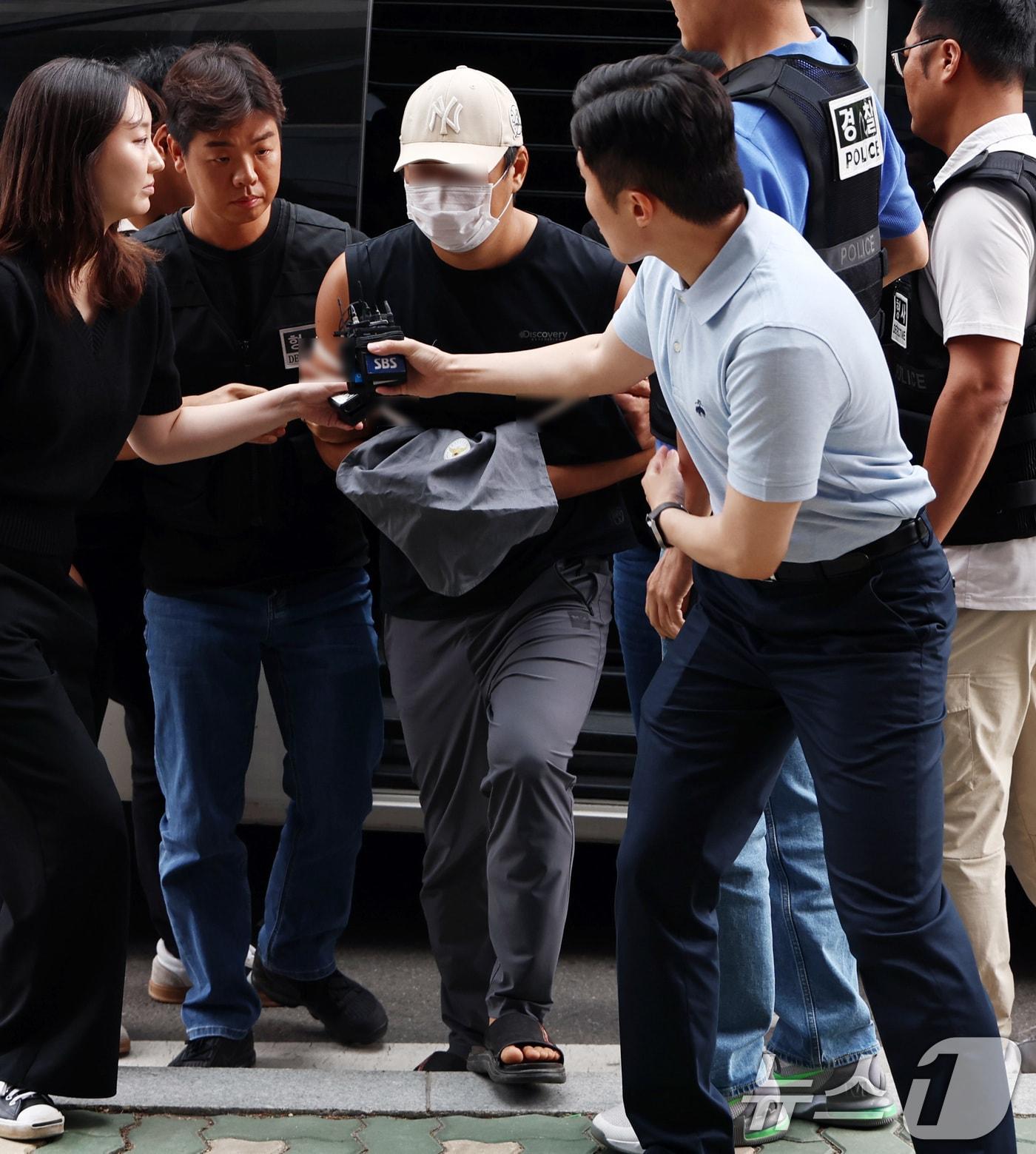 본문 이미지 - 부모와 형 등 자신의 가족 3명을 살해한 30대 남성 A씨가 13일 오후 경기 부천시 인천지방법원 부천지원에서 열린 구속 전 피의자 심문(영장실질심사)에 출석하고 있다. A씨는 지난 10일 오전 김포시 하성면 단독주택에서 60∼70대 부모와 30대 형 등 3명을 흉기로 찔러 살해한 혐의를 받고 있다. 2025.7.13/뉴스1 ⓒ News1 구윤성 기자