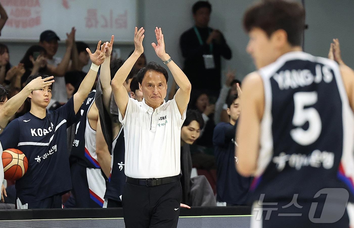 13일 오후 경기도 안양 정관장 체육관에서 열린 하나은행 초청 2025 남자농구 국가대표 평가전 대한민국과 일본의 경기, 대한민국 안준호 감독이 3쿼터 손뼉을 치며 선수들을 독려하고 있다. 2025.7.13/뉴스1 ⓒ News1 김진환 기자
