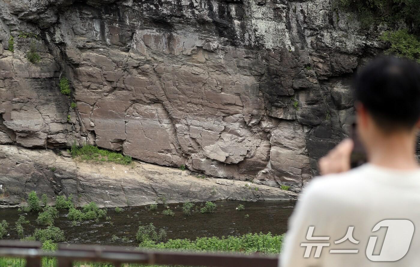 유네스코 세계문화 유산 등재가 확정된 울산 울주군 대곡리 반구대 암각화에서 13일 한 시민이 휴대폰 카메라로 암각화를 촬영하고 있다. 2025.7.13/뉴스1 ⓒ News1 조민주 기자