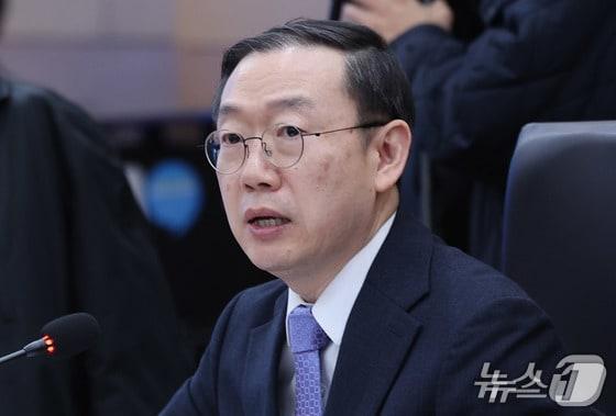 본문 이미지 - 13일 신임 관세청장으로 임명된 이명구 관세청 차장이 지난 4월 서울본부세관에서 열린 美 관세 대응 수출 중소기업 현장 간담회에서 모두 발언하고 있다. (서울=뉴스1) 박지혜 기자