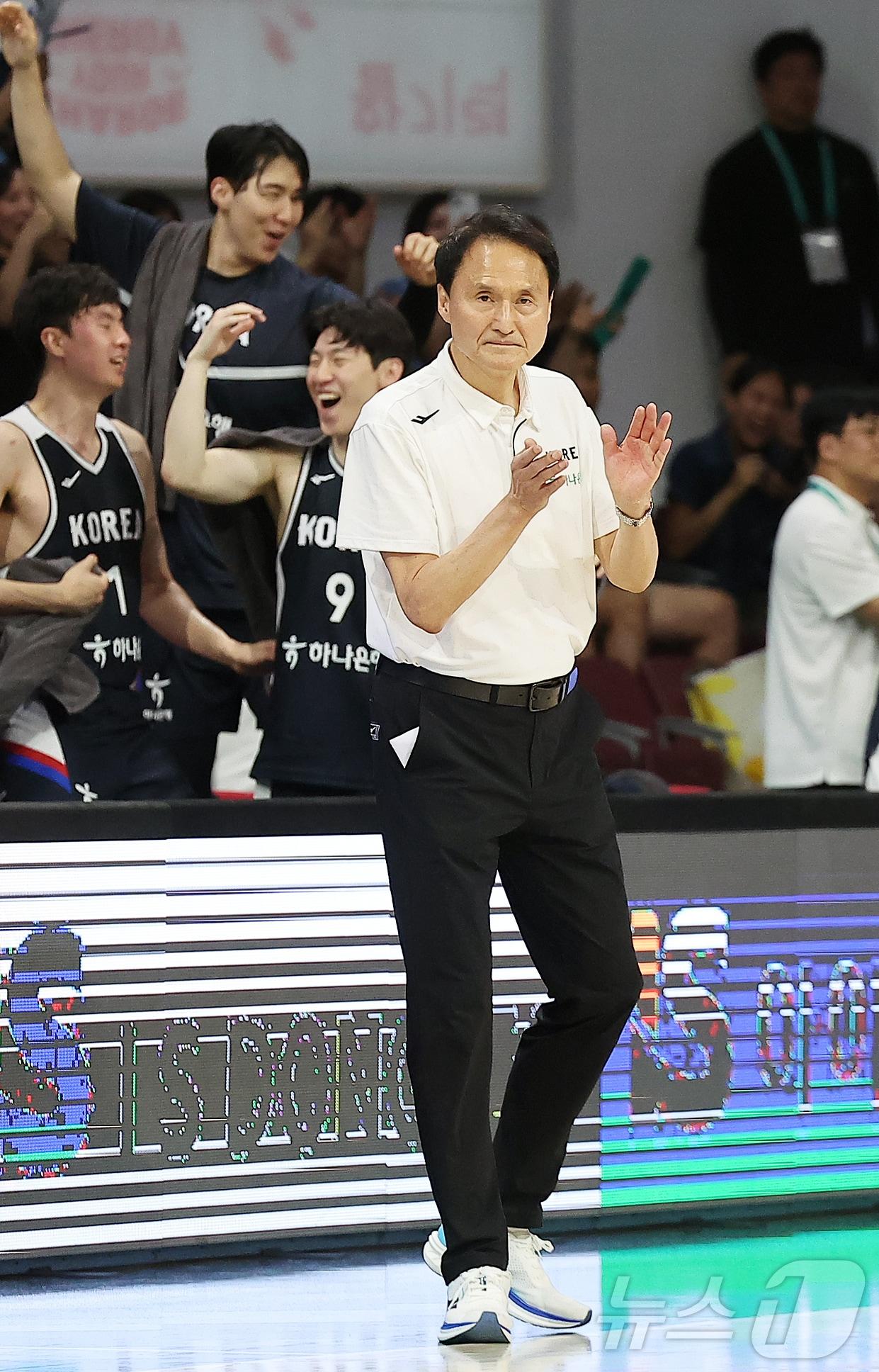 본문 이미지 - 13일 오후 경기도 안양 정관장 체육관에서 열린 하나은행 초청 2025 남자농구 국가대표 평가전 대한민국과 일본의 경기, 대한민국 안준호 감독이 3쿼터 손뼉을 치며 선수들을 독려하고 있다. 2025.7.13/뉴스1 ⓒ News1 김진환 기자