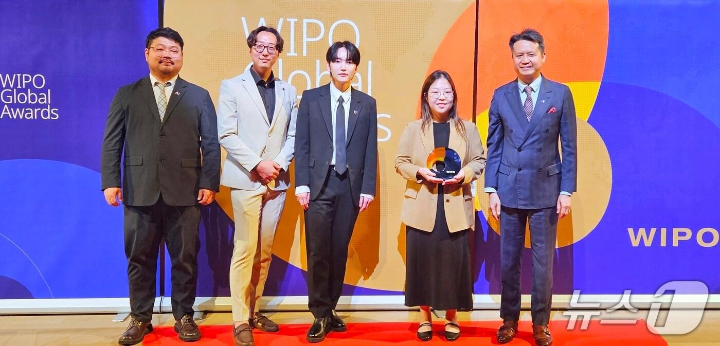 윤주원 코드그림 대표(오른쪽에서 2번째)가 본상을 수상한 후 다렌 탕 WIPO 사무총장(오른쪽에서 1번째)과 기념 촬영을 하고 있다.(특허청 제공.재판매 및 DB금지)/뉴스1