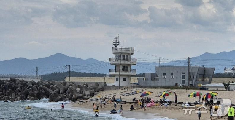 본문 이미지 - 13일 오후 2시 20분쯤 강원 강릉시 사천해수욕장. 2025.7.13/뉴스1 윤왕근 기자