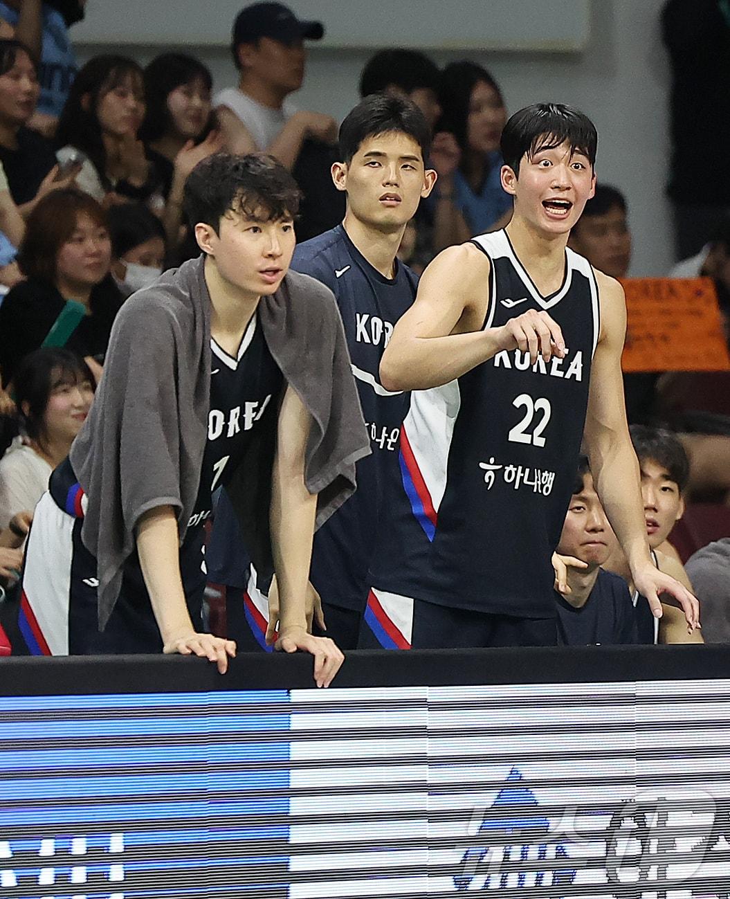 본문 이미지 - 13일 오후 경기도 안양 정관장 체육관에서 열린 하나은행 초청 2025 남자농구 국가대표 평가전 대한민국과 일본의 경기에서 대한민국 이현중과 여준석이 4쿼터 경기를 지켜보고 있다. 2025.7.13/뉴스1 ⓒ News1 김진환 기자