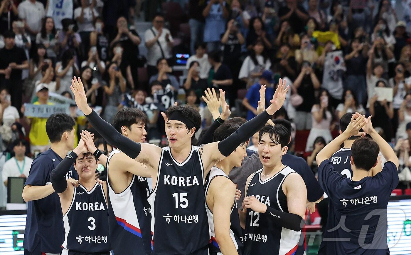 13일 오후 경기도 안양 정관장 체육관에서 열린 하나은행 초청 2025 남자농구 국가대표 평가전 대한민국과 일본의 경기에서 84대69 승리를 거둔 대한민국 선수들이 팬들에게 인사하고 있다. 2025.7.13/뉴스1 ⓒ News1 김진환 기자