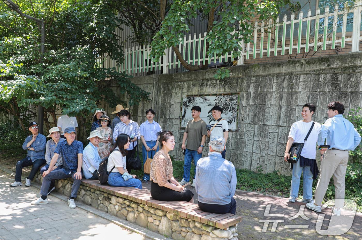 시민정책패널과 일광기념관 등이 공동주관한 &#39;쉬엄쉬엄 걷기’ 182-1회 특별프로그램 참가자들이 12일 광주 북구 문화동 일대를 답사하고 있다.&#40;일광기념관 제공. 재판매 및 DB 금지&#41; 2025.7.13/뉴스1 