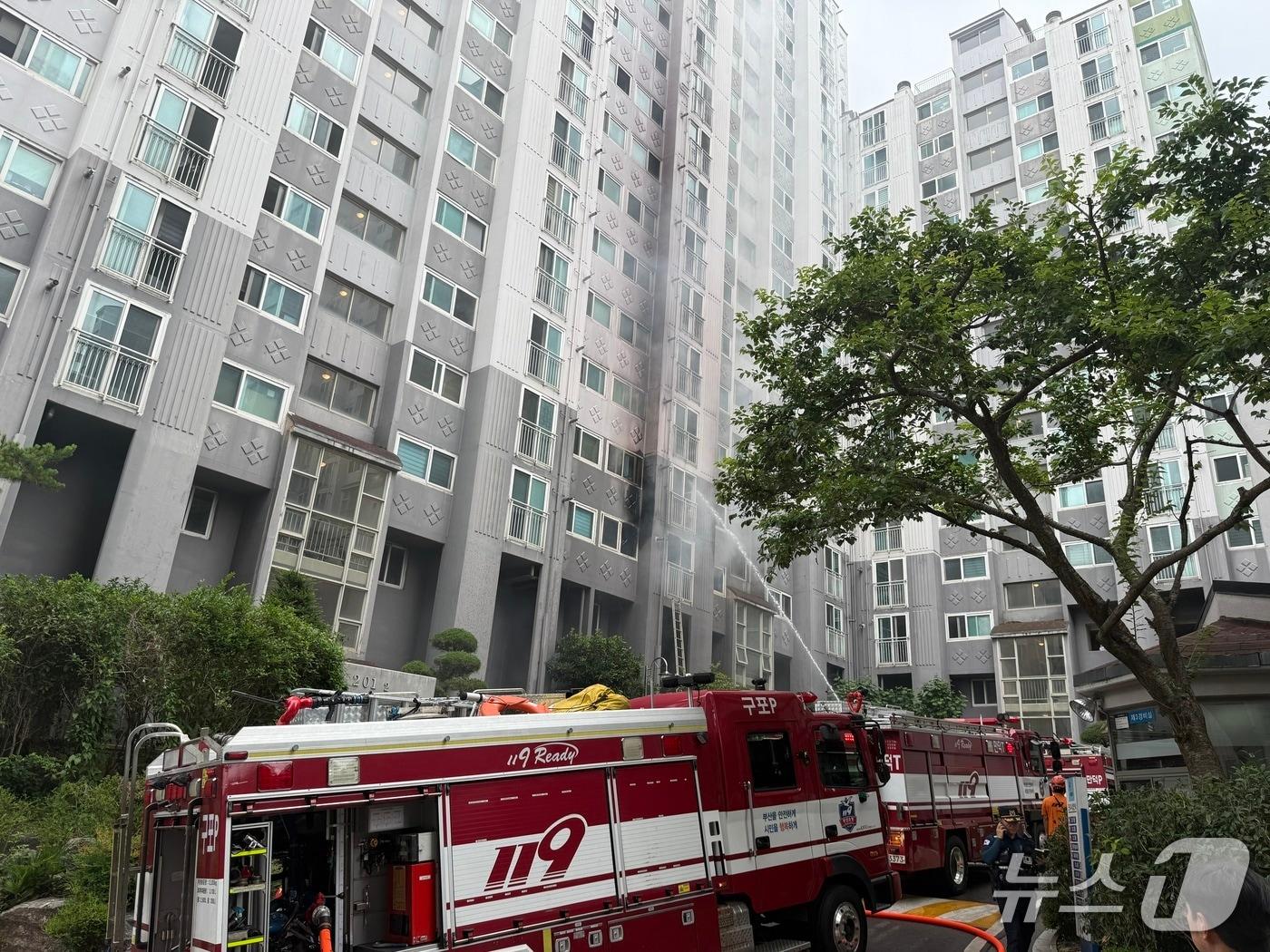 본문 이미지 - 13일 낮 12시 22분쯤 부산 북구 만덕동의 한 아파트에서 불이 났다.(부산소방재난본부 제공. 재판매 및 DB금지)