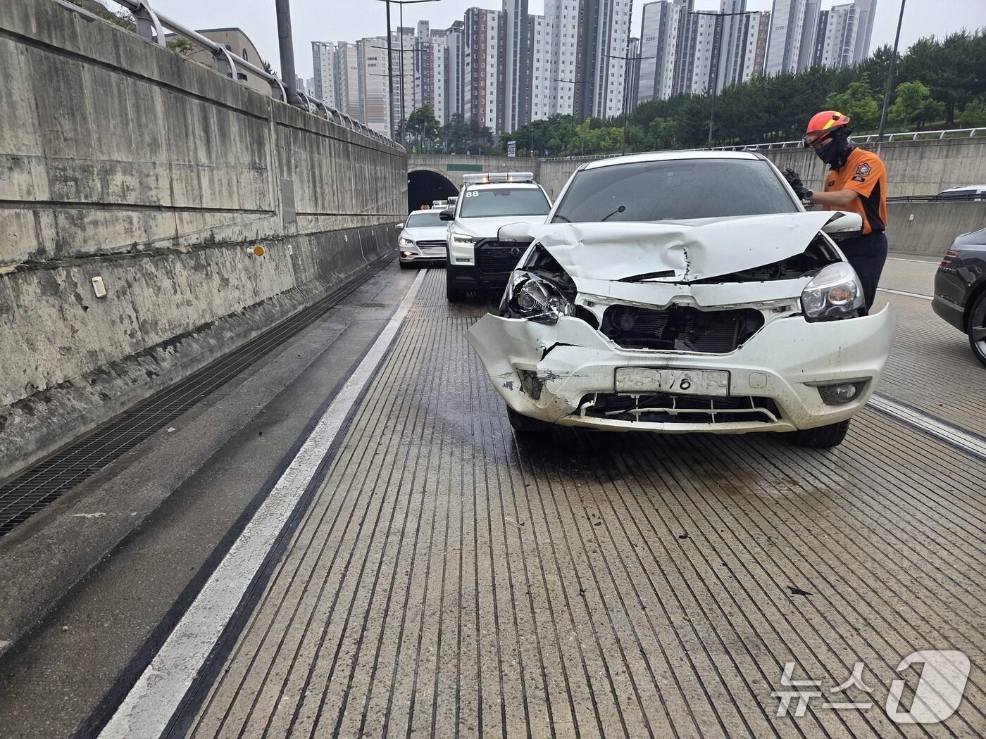 본문 이미지 - 세종시에서 발생한 3중 추돌사고.(세종소방본부 제공. 재판매 및 DB금지)/뉴스1 