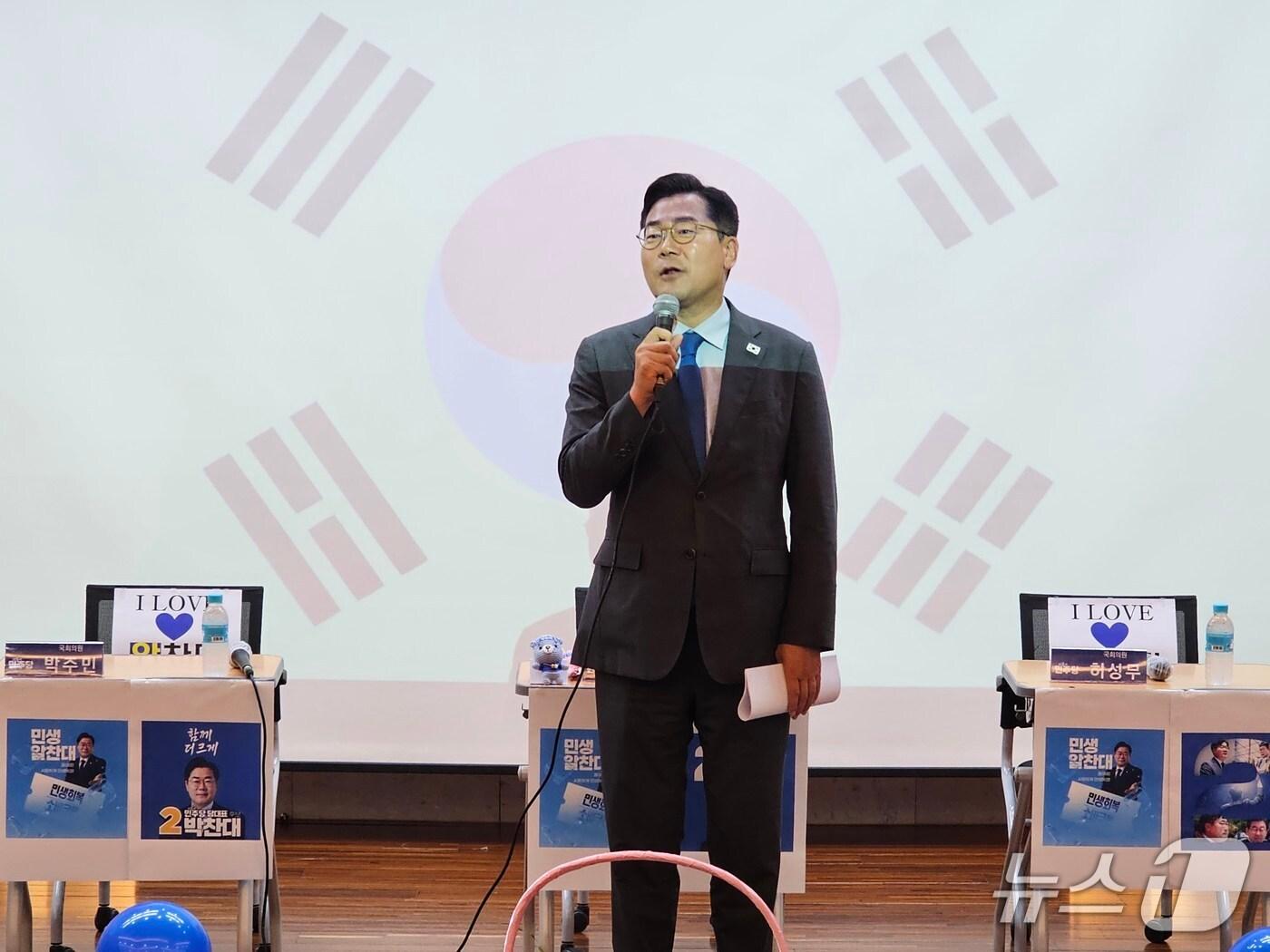 본문 이미지 - 더불어민주당 대표 선거에 출마한 박찬대 의원이 13일 오후 창원시 의창구 창원대학교 인문대학 NH공감홀에서 열린 경남 당원 간담회에서 발언하고 있다. ⓒ 뉴스1 박민석 기자