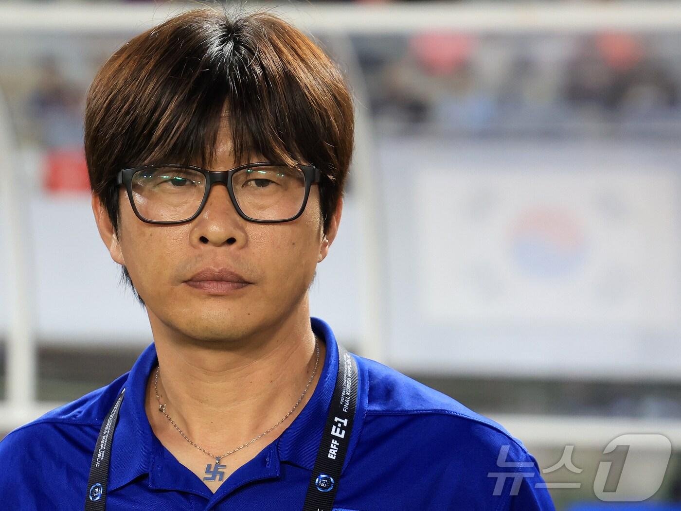 본문 이미지 - 13일 오후 경기 화성시 향남읍 화성종합경기타운에서 열린 2025 동아시아축구연맹&#40;EAFF&#41; E-1 챔피언십 여자부 대한민국과 일본의 경기, 신상우 감독이 경기를 지켜보고 있다. 2025.7.13/뉴스1 ⓒ News1 김진환 기자