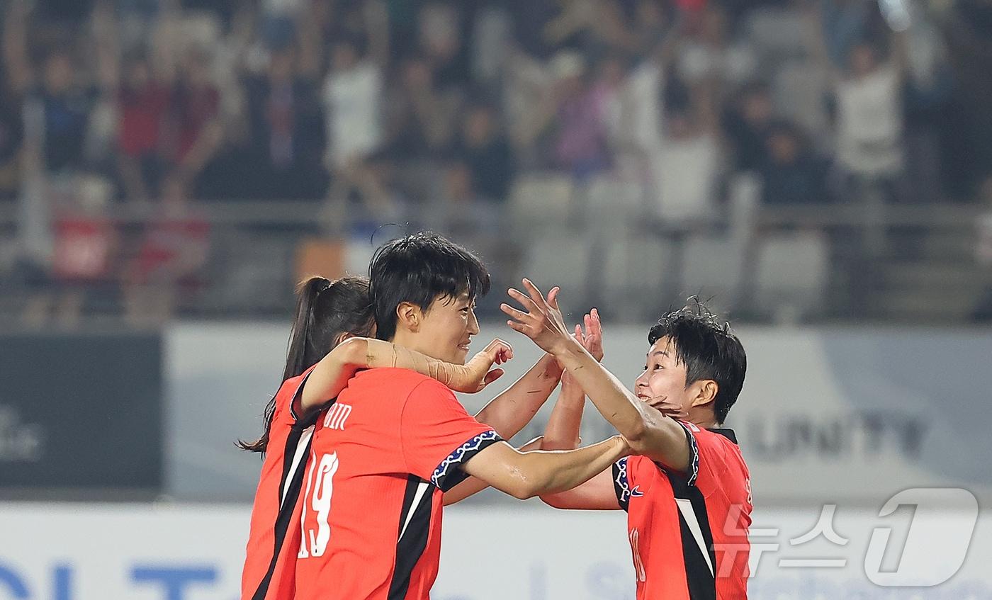 13일 오후 경기 화성시 향남읍 화성종합경기타운에서 열린 2025 동아시아축구연맹&#40;EAFF&#41; E-1 챔피언십 여자부 대한민국과 일본의 경기, 대한민국 정다빈이 후반 동점골을 넣은 뒤 지소연의 축하를 받고 있다. 2025.7.13/뉴스1 ⓒ News1 김진환 기자