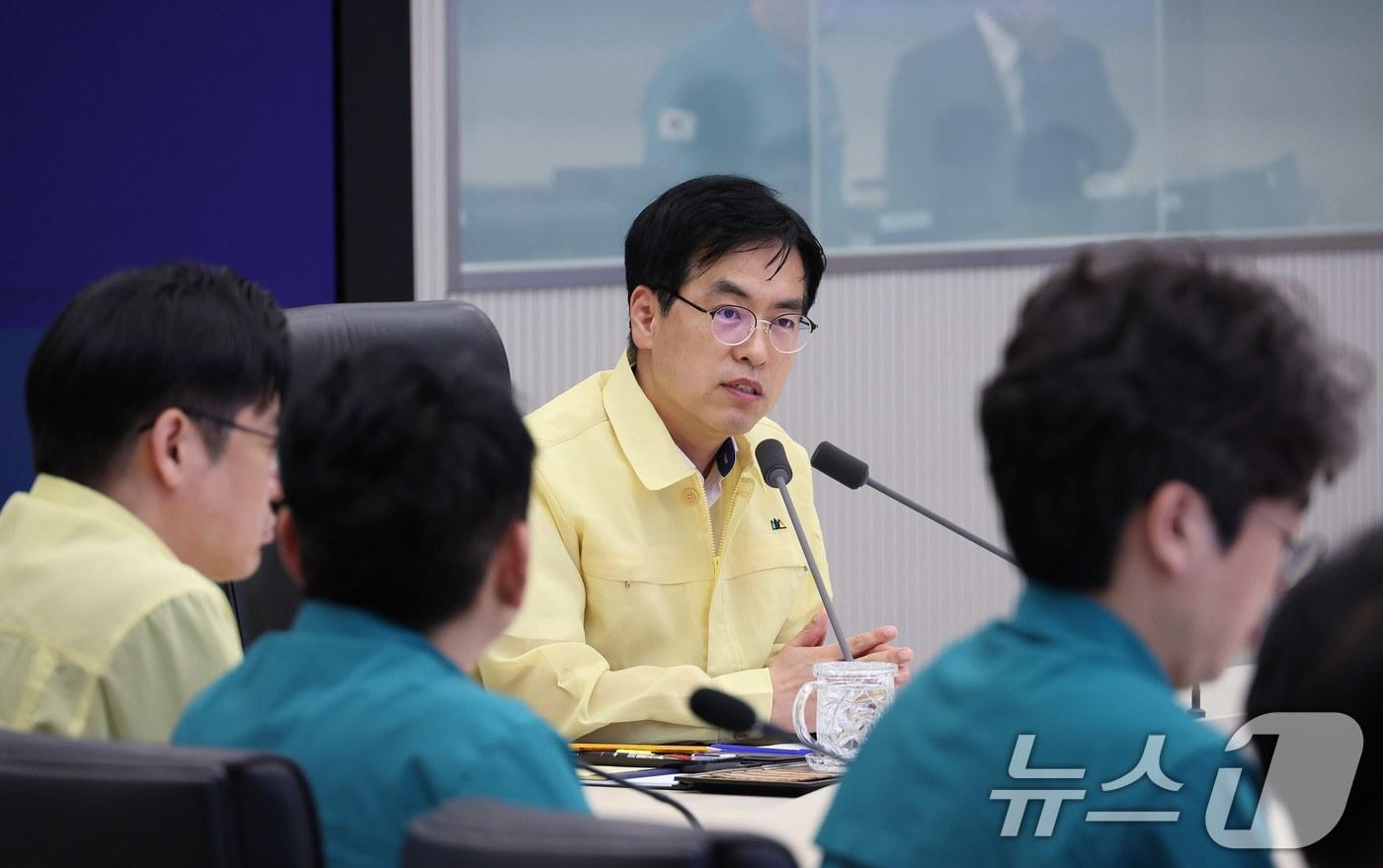 김민재 행정안전부장관 직무대행이 13일 오후 정부세종청사 중앙재난안전상황실에서 전라·경상권 호우대처상황 점검회의를 주재하고 있다. &#40;행정안전부 제공. 재판매 및 DB금지&#41; 2025.7.13/뉴스1