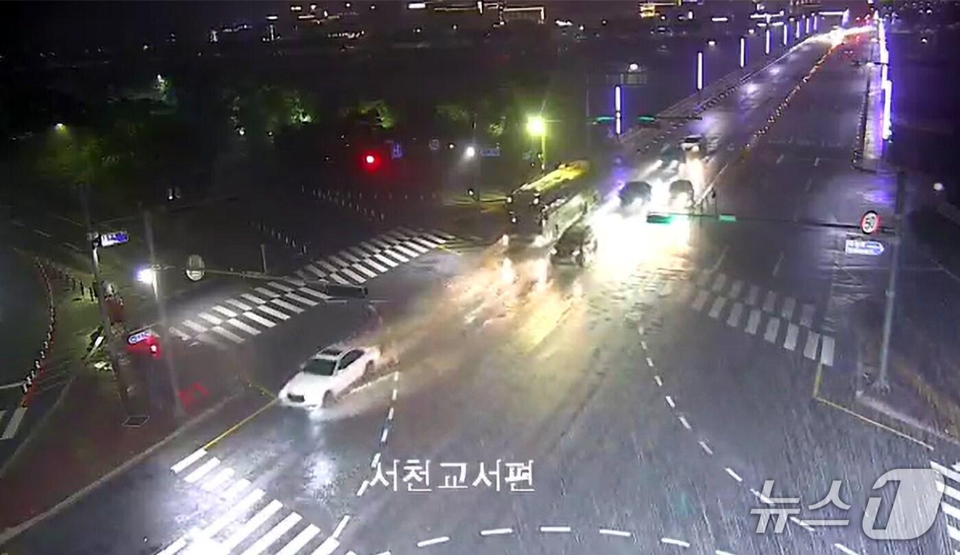 13일 오후 9시30분 호우경보가 발령된 경북 경주시 전역에 강한 빗줄기가 쏟아지고 있다. (경주시교통정보센터 CCTV 화면 갈무리, 제판매 및 DB금지) 2025.7.13/뉴스1 