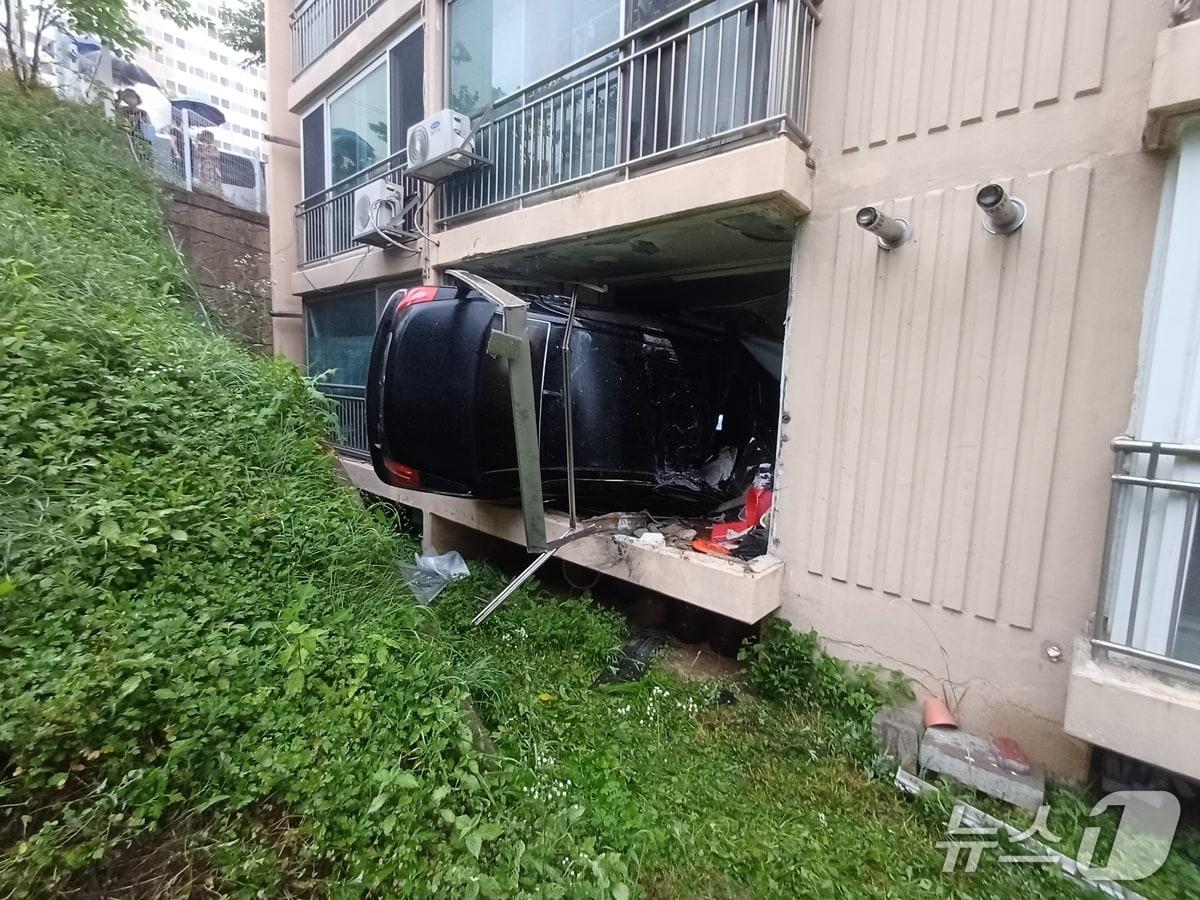 본문 이미지 - 아파트 1층으로 돌진한 승용차.(천안동남소방서 제공. 재판매 및 DB금지)