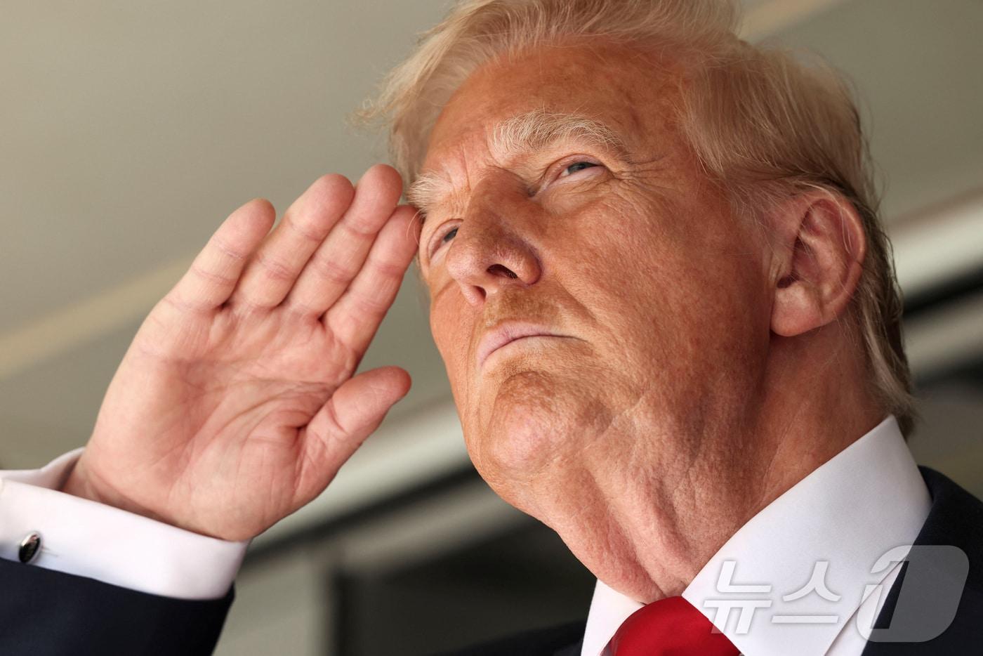 도널드 트럼프 미국 대통령이 13일(현지시간) 미국 뉴저지주 이스트 러더퍼드의 메트라이프 스타디움에서 열린 파리 생제르맹과 첼시의 피파(FIFA) 클럽 월드컵 결승전에서 미국 국가가 울려 퍼지자 경례하고 있다. 2025.07.13 ⓒ 로이터=뉴스1 ⓒ News1 류정민 특파원