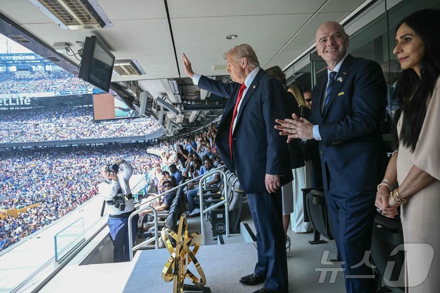 도널드 트럼프 미국 대통령이 13일(현지시간) 뉴저지 이스트 러더퍼드 메트라이프 스타디움에서 열린 잉글랜드 첼시와 프랑스 파리 생제르맹의 2025 피파(FIFA) 클럽 월드컵 결승전 참관을 위해 입장한 뒤 관중들에 손을 들어 화답하고 있다. 2025.07.13 ⓒ AFP=뉴스1 ⓒ News1 류정민 특파원