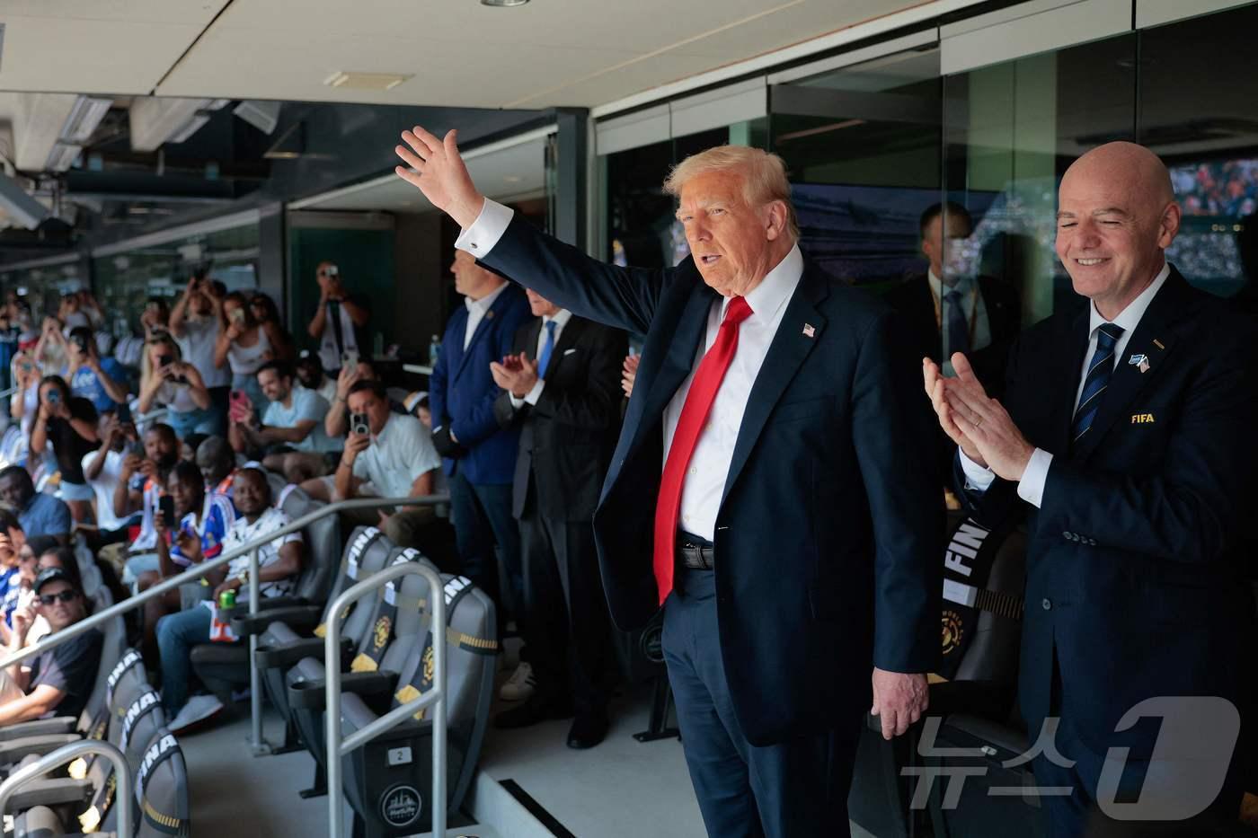 도널드 트럼프 미국 대통령이 13일(현지시간) 뉴저지 이스트 러더퍼드 메트라이프 스타디움에서 열린 잉글랜드 첼시와 프랑스 파리 생제르맹의 2025 피파(FIFA) 클럽 월드컵 결승전 참관을 위해 입장한 뒤 관중들에 손을 들어 보이고 있다. 2025.07.13 ⓒ AFP=뉴스1 ⓒ News1 류정민 특파원