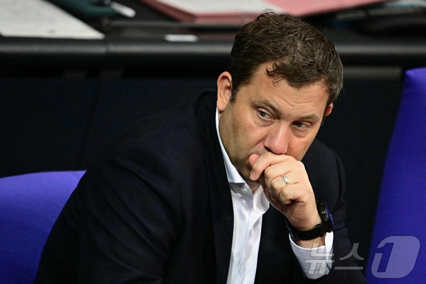 9일(현지시간) 라르스 클링바일 독일 재무장관 겸 부총리가 베를린 독일 연방의회에서 총리실 예산에 대한 일반 토론 중 생각에 잠겨 있다. 2025.07.09. ⓒ AFP=뉴스1 ⓒ News1 윤다정 기자