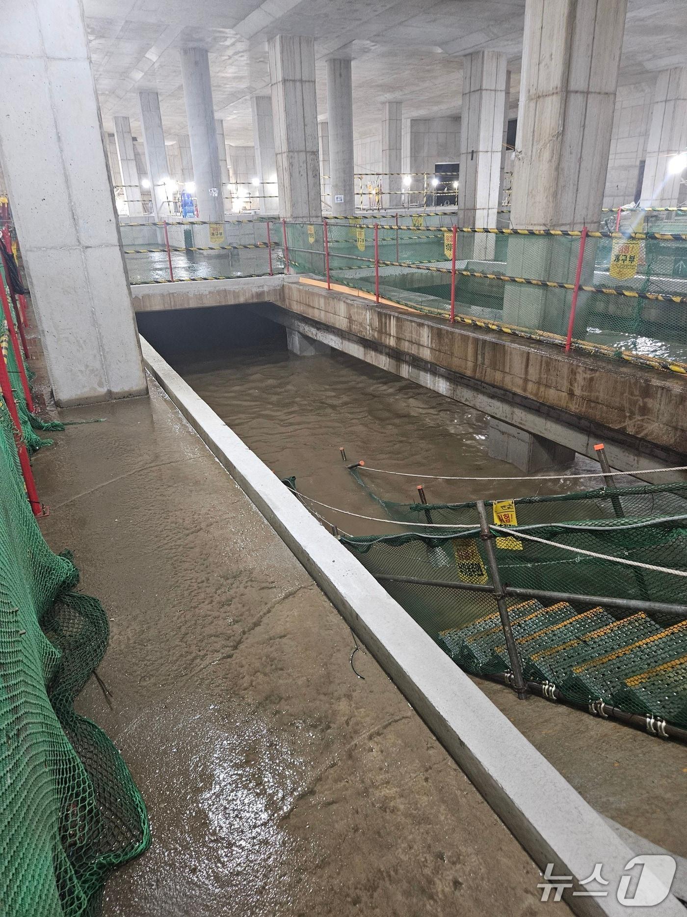 본문 이미지 - 14일 부산 사상-하단선 공사장 누수 현장.(부산소방재난본부 제공. 재판매 및 DB 금지비