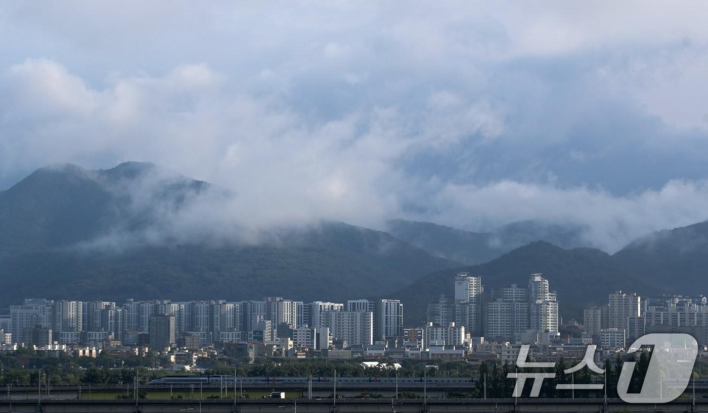 밤사이 요란하게 내리던 비가 그친 14일 오전 대구 동구 팔공산 상공에 구름이 걷히고 있다. (사진은 기사 내용과 무관함) 2025.7.14/뉴스1 ⓒ News1 공정식 기자