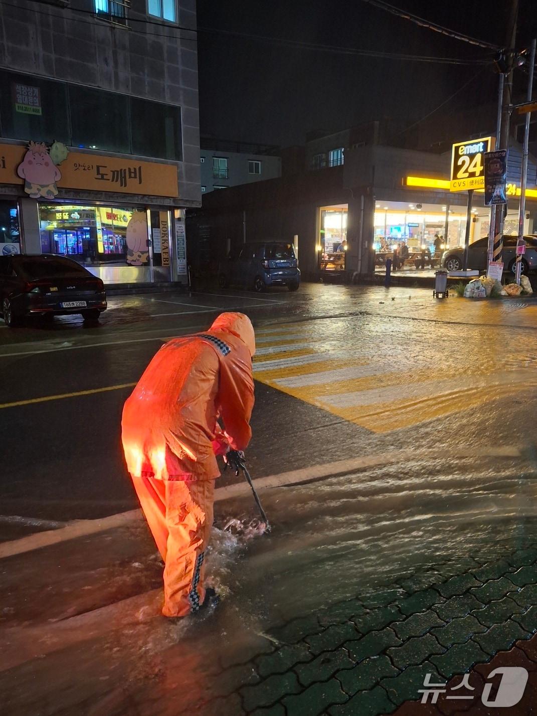 본문 이미지 - 13일부터 14일 오전 사이 울릉도와 경주, 포항, 울진 등지에 100㎜가 넘는 많은 비가 내려 도로 장애가 발생하자 소방 당국이 배수작업을 하고 있다.(경북소방본부 제공)