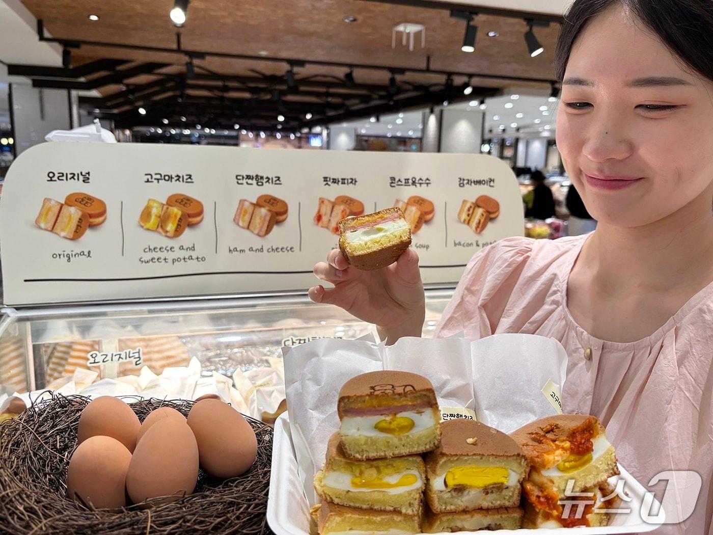 본문 이미지 - 롯데백화점 대구점 지하 2층 '계란빵 클럽' 팝업스토어에서 직원이 다양한 토핑이 들어간 계란빵을 선보이고 있다.(롯데백화점 제공. 재판매 및 DB 금지)