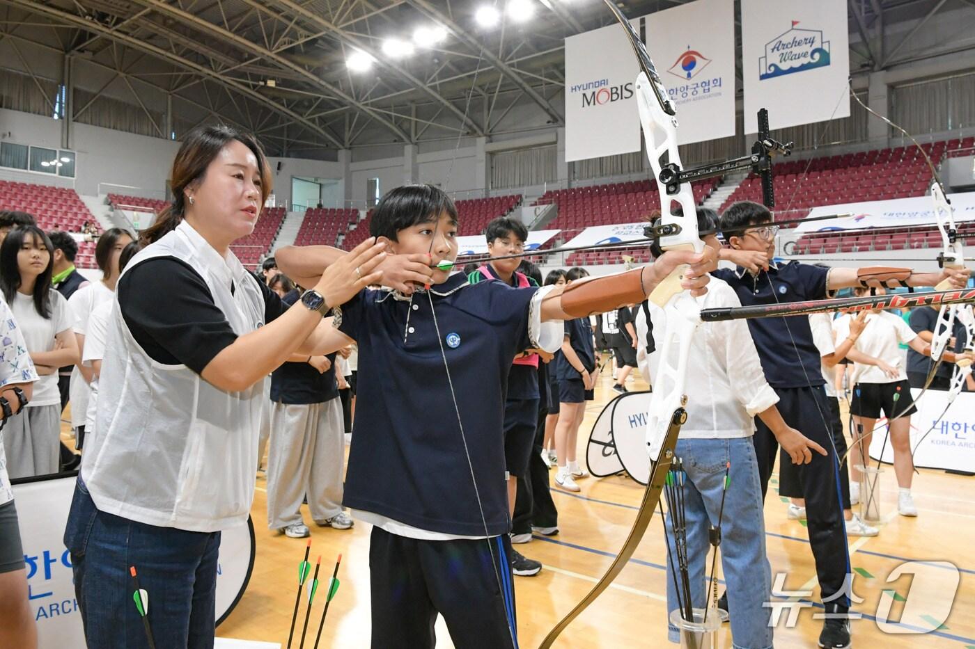 12일 충남 천안의 남서울대학교에서 열린 '2025 현대모비스와 함께하는 학교 스포츠클럽 양궁대회'에 출전한 중학생들이 활시위를 당기고 있다(현대모비스 제공). 2025.07.12.