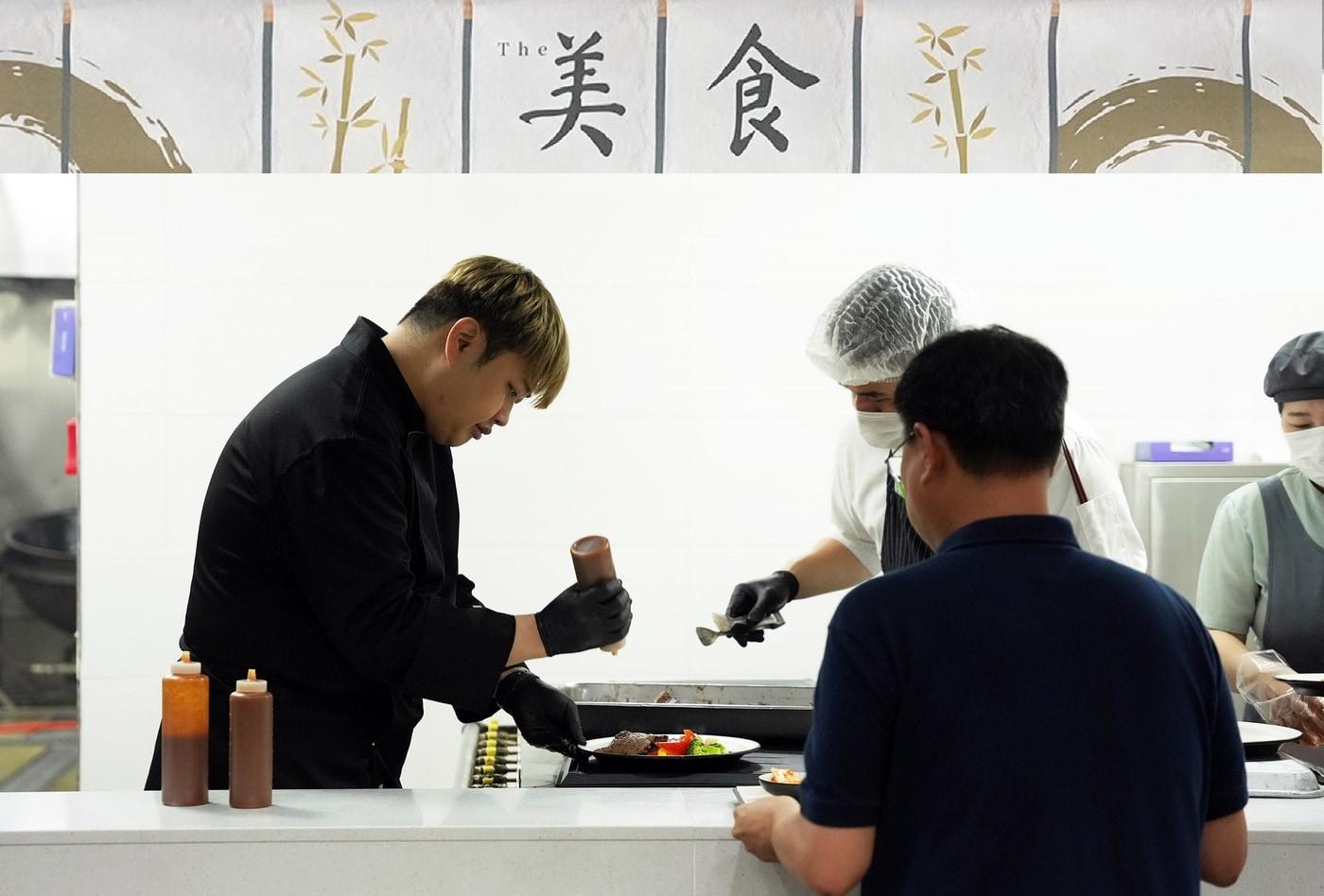 윤남노 셰프와 함께하는 더 미식 테이블 배식 모습.&#40;CJ프레시웨이 제공&#41;