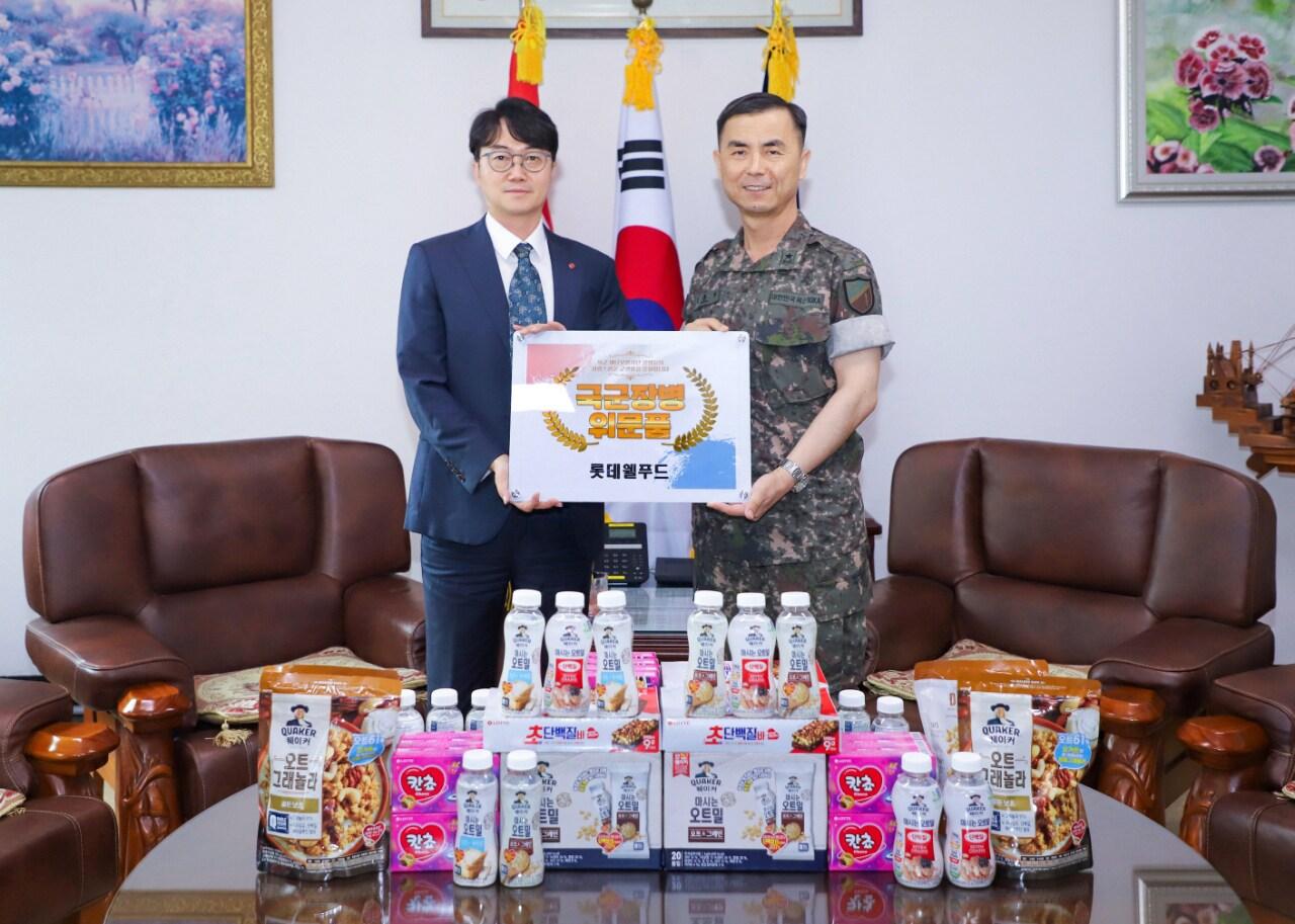 본문 이미지 - 위세량 롯데웰푸드 커뮤니케이션부문장(왼쪽)이 제17보병사단을 방문해 위문품을 전달했다.(롯데웰푸드 제공)