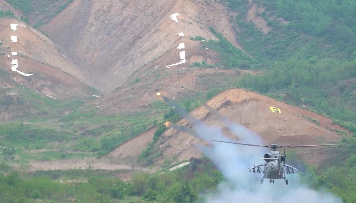 본문 이미지 - 해병대 상륙공격헬기(MAH)가 로켓 실사격 시험을 하고 있다.(방위사업청 제공)