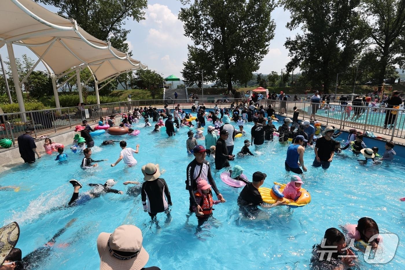 진천 백곡천 물놀이장/뉴스1