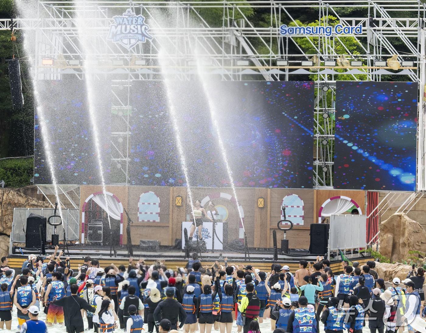 본문 이미지 - 캐리비안베이 워터 뮤직 풀파티. &#40;삼성물산 제공&#41;