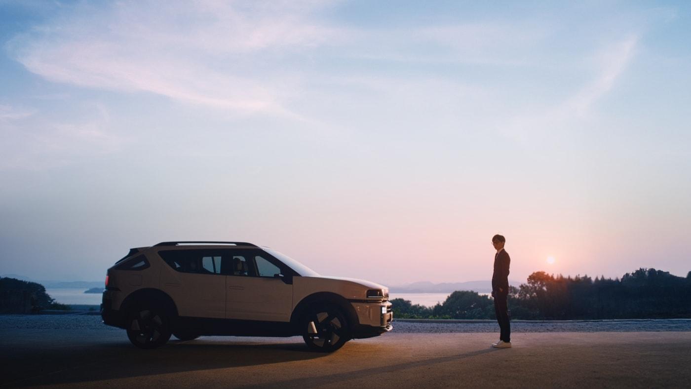 현대자동차 수소전기차(FCEV) '디 올 뉴 넥쏘' 옆에 방송인 유재석이 서 있는 모습<자료사진>(현대자동차 제공). 2025.07.14.