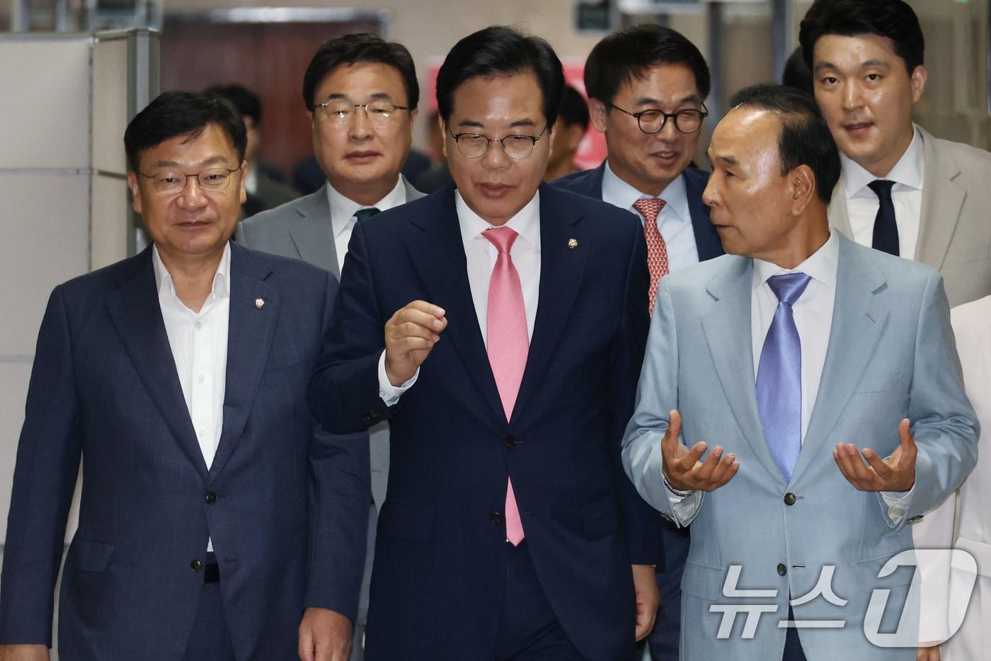 송언석 국민의힘 비상대책위원장 겸 원내대표가 14일 오전 서울 여의도 국회에서 열린 비상대책위원회의에 참석하고 있다. 2025.7.14/뉴스1 ⓒ News1 이광호 기자