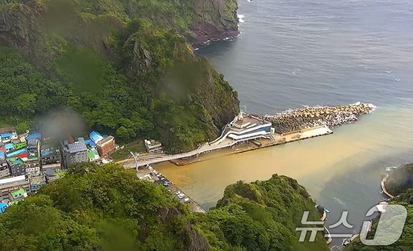 호우경보가 발령 중인 경북 울릉군 전역에 산사태 경보가 발령 중인 가운데 도동항 주변이 흙탕물로 변해있다. &#40;울릉군실시간방송화면갈무리, 제판매 및 DB금지&#41; 2025.7.14/뉴스1 ⓒ News1 최창호 기자