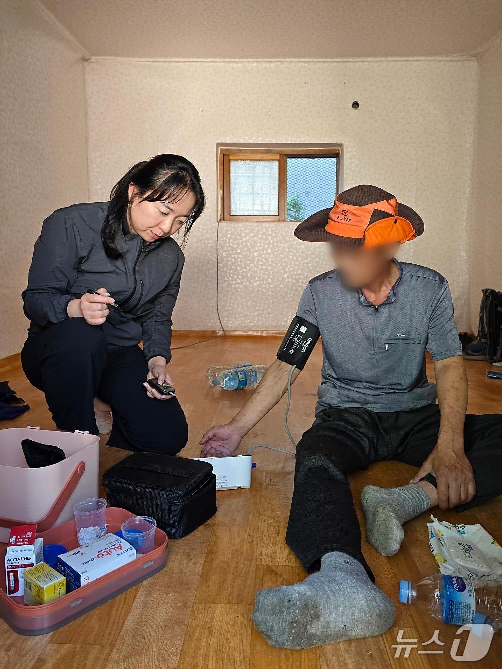 본문 이미지 - 대구 군위군 군위읍 '찾아가는 보건복지팀'이 폭염 속 취약가구를 방문해 건강을 체크하고 있다. (군위군청 제공. 재판매 및 DB금지)