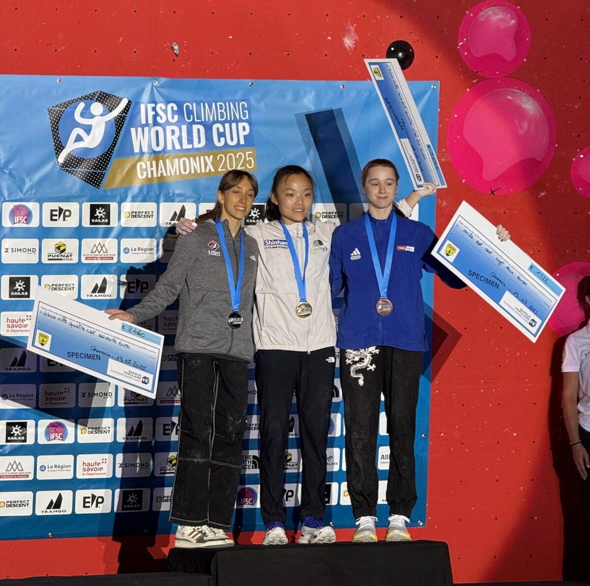 본문 이미지 - 한국 스포츠클라이밍의 간판 서채현&#40;가운데&#41;이 개인 통산 6번째 월드컵 정상에 올랐다. &#40;대한산악연맹 제공&#41;