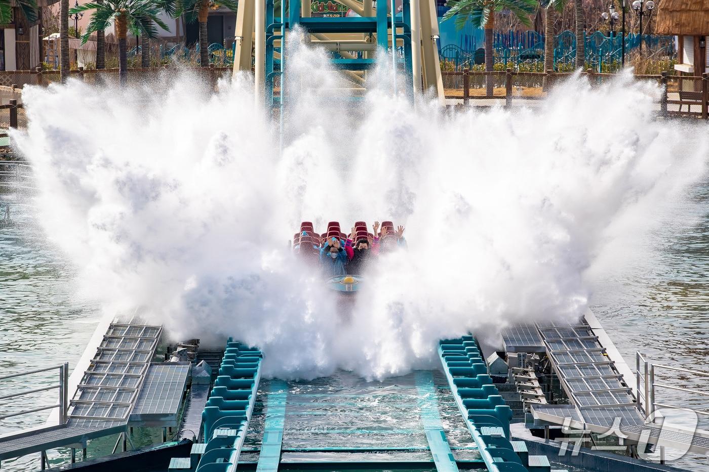 짜릿한 낙하로 더위를 날려주는 어트랙션 '자이언트 스플래쉬' (롯데월드 제공. 재판매 및 DB금지)