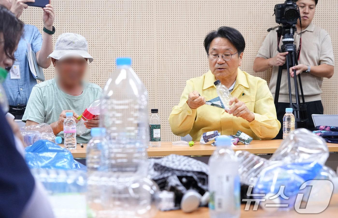 강기정 광주시장이 지난해 8월 1일 오후 광산구 송정1동행정복지센터를 찾아 송정1동 자원재생활동단 노인들과 투명페트병 라벨제거 작업을 함께하고 있다.&#40;광주시 제공. 재판매 및 DB 금지&#41; 