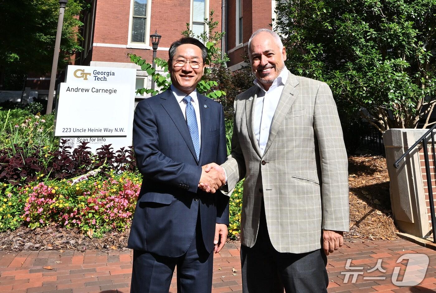 유정복 인천시장이 11일(현지시간) 미국 애틀란타 조지아 공과대학교(Georgia Institute of Technology)에서 앙헬 카브레라(&Aacute;ngel Cabrera) 총장과 기념촬엉을 하고 있다.(인천시 제공) / 뉴스1