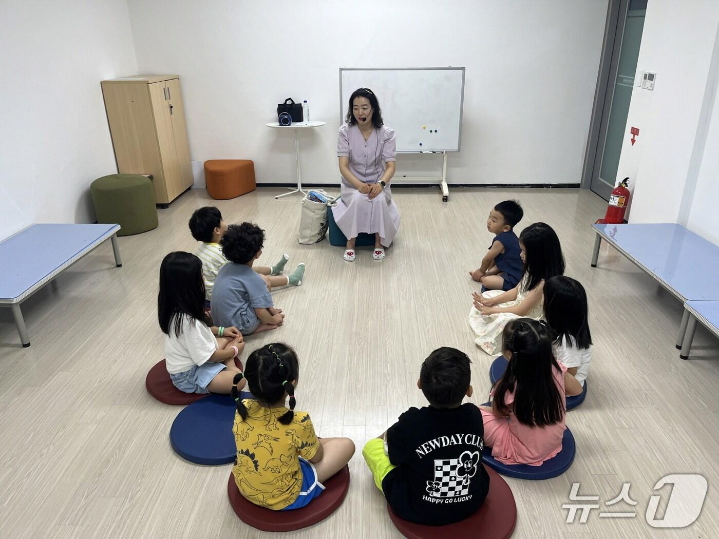 본문 이미지 - 공주시가 여름방학을 맞은 어린이들을 위한 ‘우리아이 우리지구 놀이터’ 등 다양한 도서관 프로그램을 운영한다. (공주시 제공. 재판매 및 DB금지)2025.7.14/뉴스1