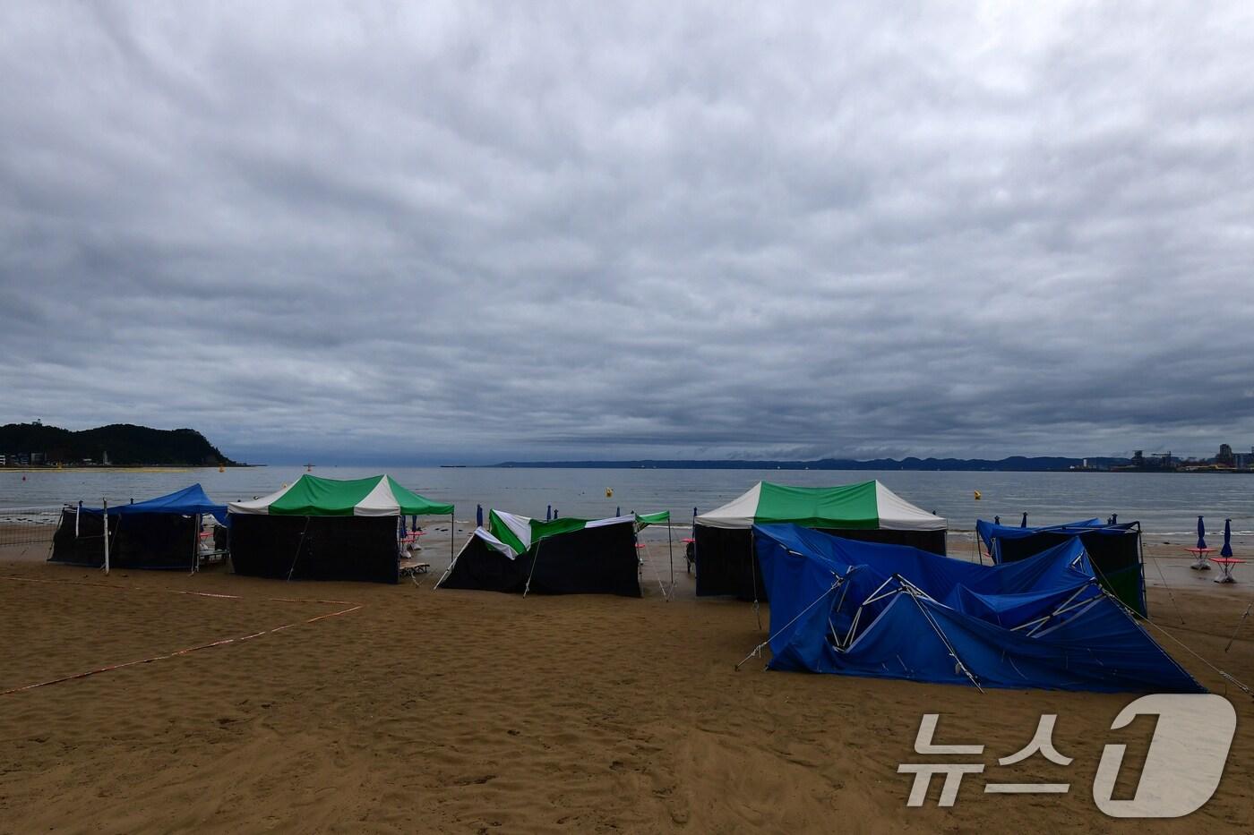 14일 경북 포항시 북구 영일대해수욕장 백사장에 쳐 둔 텐트 등이 간밤에 내린 폭우에 쓰러져 있다. 2025.7.14/뉴스1 ⓒ News1 최창호 기자