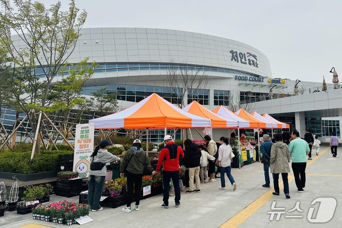 본문 이미지 - 세종~포천고속도로 처인휴게소(세종 방향)에서 매주 일요일 운영되고 있는 용인시 '로컬푸드 직거래장터' 모습.(용인시 제공)