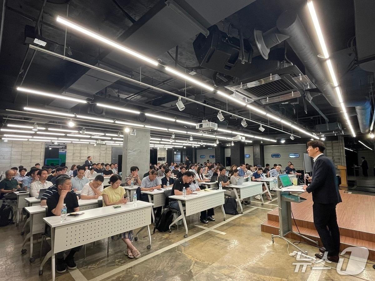 본문 이미지 - 지난 7월 8일 서울 강남구 마루180에서 &#39;2025 중소벤처기업 중동 진출 사업&#39; 설명회가 열렸다.&#40;벤처기업협회 제공&#41;