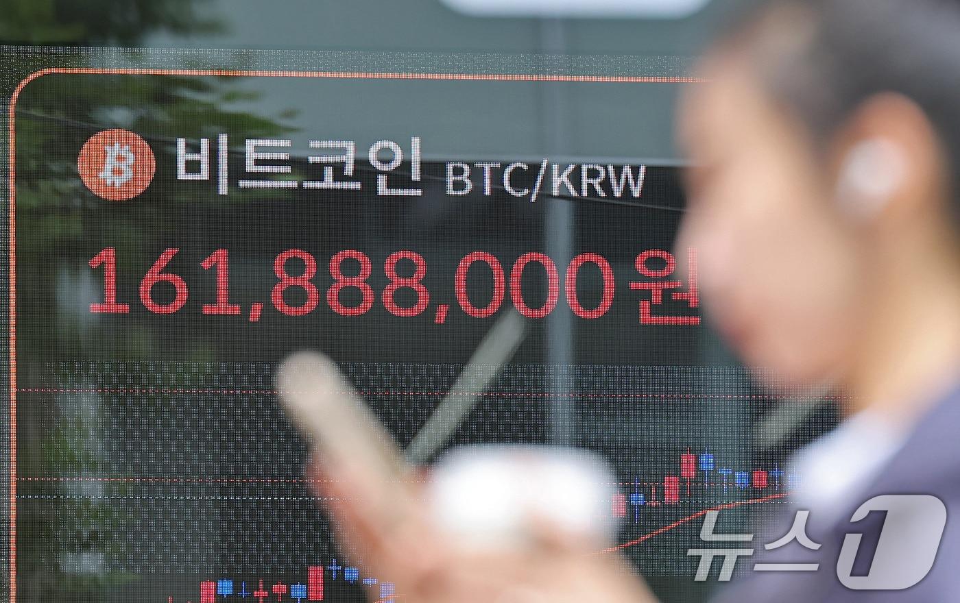지난 14일 오전 서울 서초구 빗썸라운지 전광판에 비트코인 가격이 표시되고 있다. 2025.7.14/뉴스1 ⓒ News1 장수영 기자