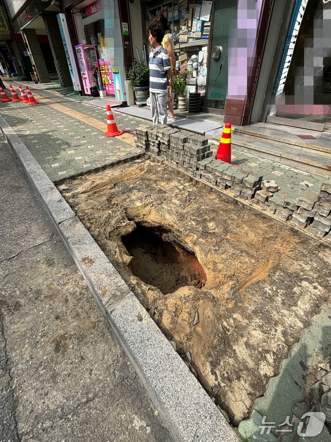 본문 이미지 - 14일 오전 0시 23분쯤 인천시 미추홀구 주안동 인도에서 깊이 1ｍ의 땅 꺼짐(싱크홀)이 발생했다.(미추홀구 제공. 재배포 및 DB금지)2025.7.14/뉴스1