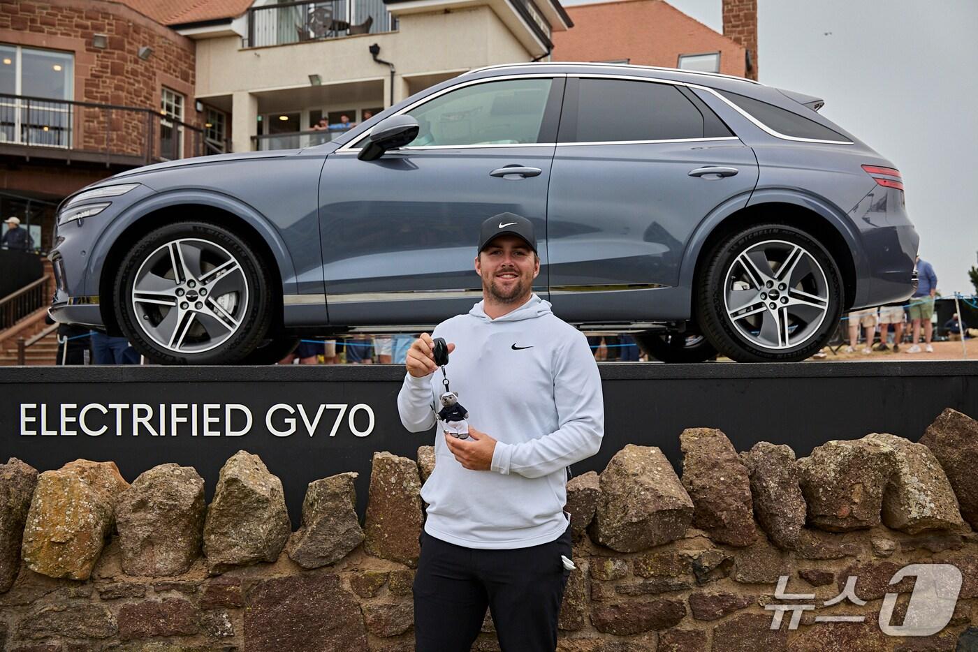 13일(현지시간) 영국 스코틀랜드 노스 베릭 소재 르네상스 클럽에서 열린 '2025 제네시스 스코티시 오픈' 시상식에서 우승자 크리스 고터럽이 부상으로 받은 제네시스 'GV70' 전동화 모델을 배경으로 기념 사진을 촬영한 모습(제네시스 제공). 2025.07.13.